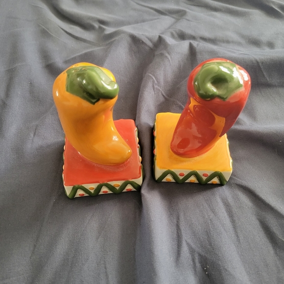 Chilli pepper salt and pepper shakers - Picture 1 of 2